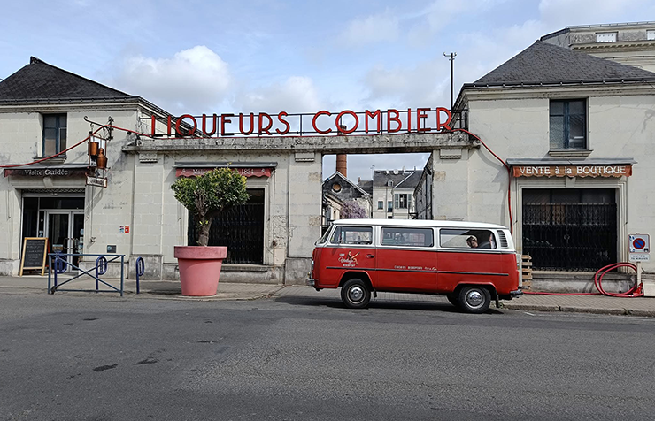 Visite de la Distillerie et de Saumur en Van Vintage