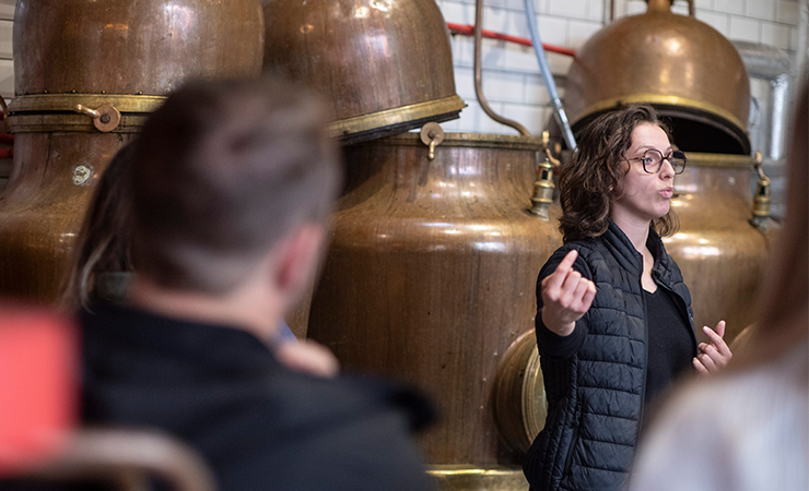 Salle des alambics de la Distillerie Combier lors d'une visite
